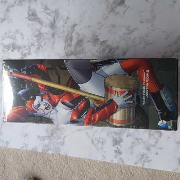 Harley Quinn Book & Mask - Picture 4 of 6